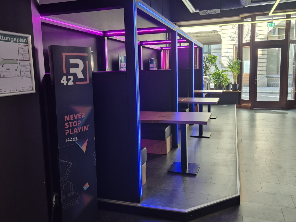 Der Games-Hub "R42" lädt u.a. zum Vortragen und Diskutieren ein.